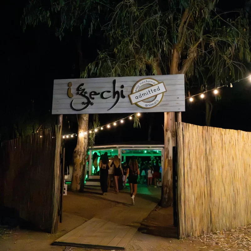Ingresso notturno del locale "I Gechi" con luci e persone all'interno.