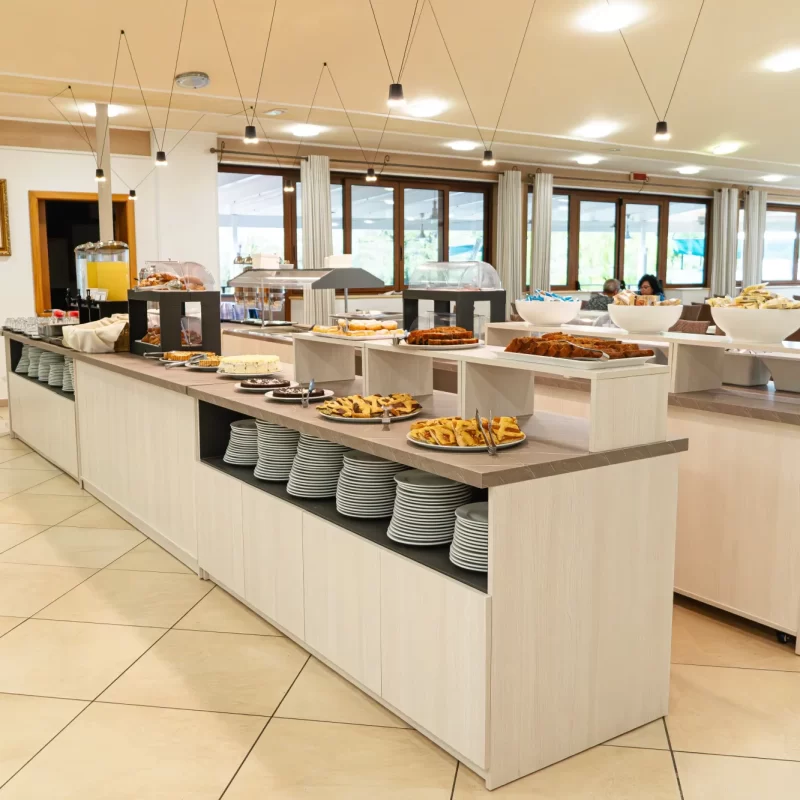 Buffet dolci e piatti in un ristorante luminoso e accogliente.